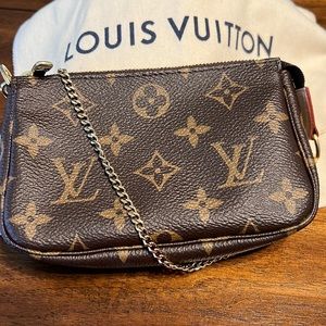 Extremely Hard To Find Louis Vuitton Mini Pochette in Monogram